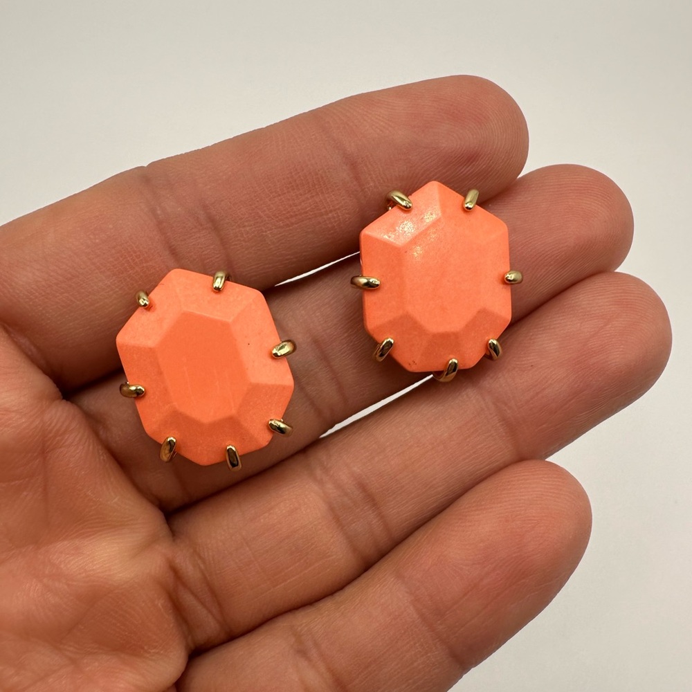 DISCONTINUED - Kendra Scott Morgan Studs in Salmon, great condition!